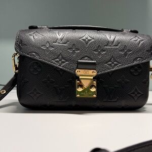 Louis Vuitton Pochette Metis East and West  - Gold Hardware. Chain strap incld
